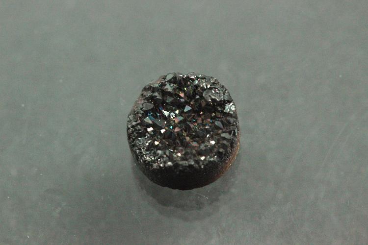 Quarz Druzy, Form rund, Farbe schwarzfarben, ca Mae  8mm, Hhe 3,8-5,3 mm