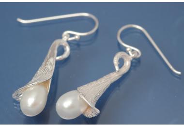 Ohrhaken Trompetenblume mit Perle SW - Perle 925/- Silber poliert, ca.Mae H 41,0mm incl Ohrhaken, B 2,2mm x 2,5mm im Verlauf, mit SW-Perle ca.Mae 6,5mm