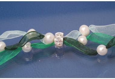 Organza-Collier 3rhg. smaragdgr�n / dunkelgr�n / t�rkis mit S��wasserperlen und Clips, L�nge ca. 70cm