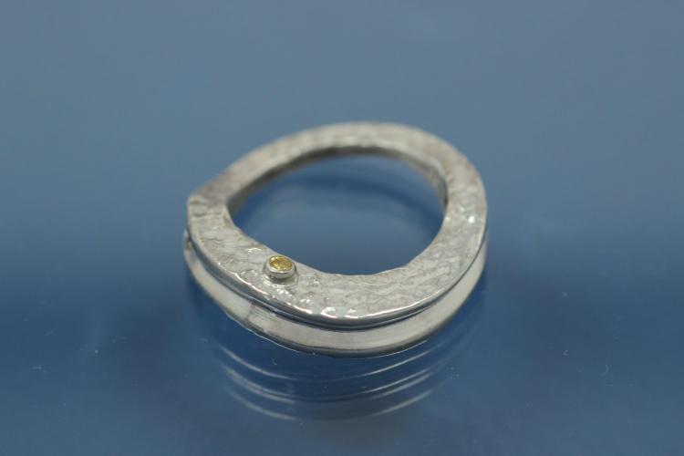 Colliermittelteil 925/- Silber rhodiniert mit gelben natural Brillant vollschliff, 0,02 ct gefasst, Fl�che beide Seiten geh�mmert ca Ma�e A� 20,5 I� 14,5mm Bohrung �2,2mm St�rke 4,5 im Verlauf 1,3mm