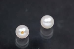 Swasserperlen, angebohrt rund, ca.Mae 4,0-4,5mm, Farbe weiss