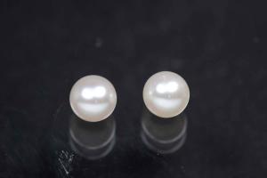 Freshwater pearls, half drilled round, approx.size 4,0-4,5mm, color white