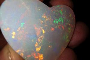 Brazilian crystal heart opal 70,7ct