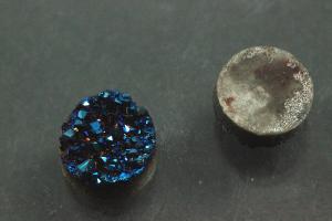 Quarz Druzy, Form rund, Farbe blaufarben, ca Mae  8mm, Hhe 3,9-6,3 mm