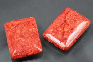 Schaumkorallanh�nger gepresst rot Rechteck Ma�e 38 x 28mm, 7mm stark, Bohrung � ca. 1,0mm, l�ngs gebohrt