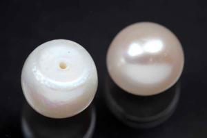 Swasserperlen, angebohrt Button, ca.Mae 10,5-11,0mm, Hoch 8,5-9,0mm, Farbe weiss