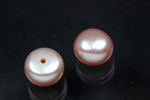 Swasserperlen, angebohrt Button, ca.Mae 7,5-8,0mm, Hoch 5,5-6,0mm, Farbe plum