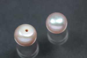 Swasserperlen, angebohrt Button, ca.Mae 7,5-8,0mm, Hoch 6,0-6,5mm, Farbe plum