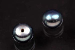 Swasserperlen, angebohrt Button, ca.Mae 8,5-9,0mm, Hoch 6,0-6,5mm, Farbe peacock