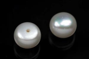 Swasserperlen, angebohrt Button, ca.Mae 8,5-9,0mm, Hoch 6,5-7,0mm, Farbe weiss