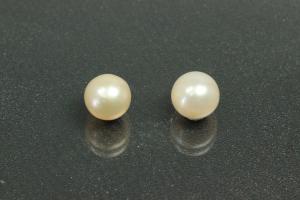 Freshwater pearl, undrilled, semi round, approx. dimensions 6.5mm to approx. 7.0mm, oval shape, color shades of cream.
