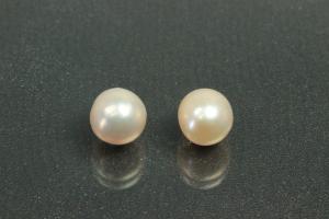Freshwater pearl, undrilled, semi round, approx. dimensions 7,0mm to approx. 7.5mm, oval shape, color shades of cream.
