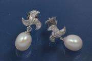 Earring with flower with Pearl cubic cirkonia, 1 x white FWP 7,5mm. 925/- Silber,rhodium plated. Length 22,0mm, wide 9,5mm,