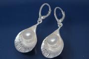 Earring Leaf and Pearl 925/- Silver polished, approx size high 45,5mm incl.leverback, wide 18,0mm, with FW-Pearl approx size 9,5mm,
