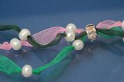 Ribbon necklace 3-rows emerald / dark green / pink with freshwater pearls and clips, length ca. 70cm