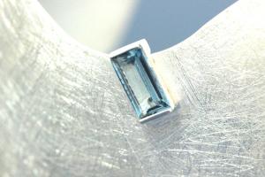 Armspange mit synth. Spinell Baguett ca. 4x8mm, 925/- Silber, mattiert, ca. 29mm breit, Innenma� ca. 6,5cm