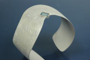 Armspange mit synth. Spinell Baguett ca. 4x8mm, 925/- Silber, mattiert, ca. 29mm breit, Innenma� ca. 6,5cm