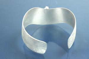 Armspange mit synth. Spinell Baguett ca. 4x8mm, 925/- Silber, mattiert, ca. 29mm breit, Innenma� ca. 6,5cm