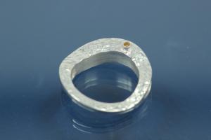 Colliermittelteil 925/- Silber mit gelben natural Brillant vollschliff, 0,02 ct gefasst, Flche beide Seiten gehmmert ca Mae A 20,5 I 14,5mm Bohrung 2,2mm Strke 4,5 im Verlauf 1,3mm