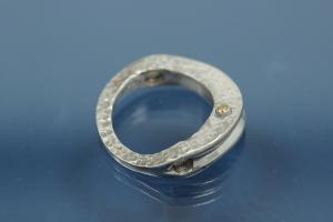 Colliermittelteil 925/- Silber rhodiniert mit gelben natural Brillant vollschliff, 0,02 ct gefasst, Fl�che beide Seiten geh�mmert ca Ma�e A� 20,5 I� 14,5mm Bohrung �2,2mm St�rke 4,5 im Verlauf 1,3mm