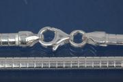 Omega-Reif massiv halbrund (nicht teilhohl) ca. Mae B 3,2mm, MS 1,4mm mit Karabiner, ca Mae Endglied B 3,8mm, MS 2,85mm,925/- Silber, Lnge ca. 50cm